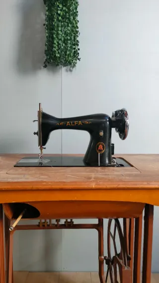 Máquina de coser antigua Alfa con pie