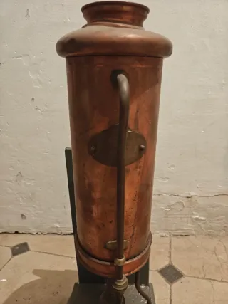 Calentador de agua muy antiguo de latón