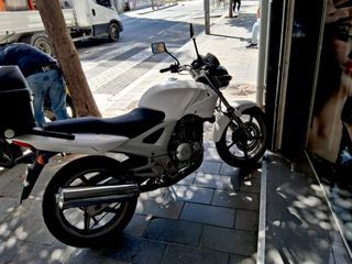 Honda CBF250 Blanca