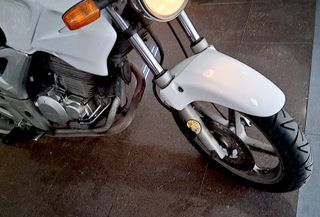 Honda CBF250 Blanca