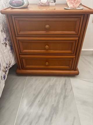 Cómoda de madera con espejo y mesilla de noche