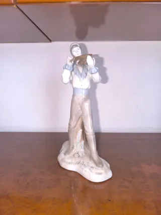 Figura de porcelana músico