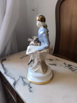 Figura de porcelana mujer con perro
