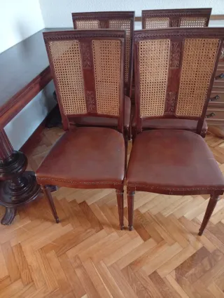 Mesa de comedor y 4 sillas