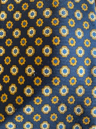 Cravatta blu e guallo fantasia