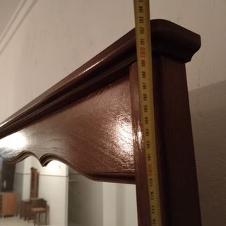 Mueble de salón de madera con espejo