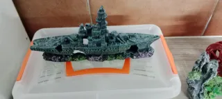 Pecera de cristal con adornos