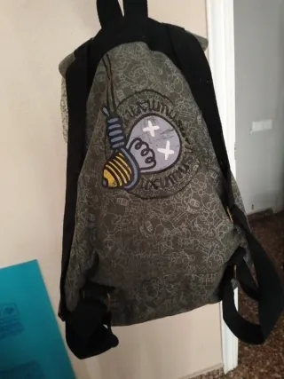 Mochila negra con estampado