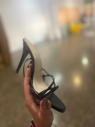 Sandalia tacón alto elegante negra