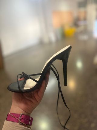 Sandalia tacón alto elegante negra
