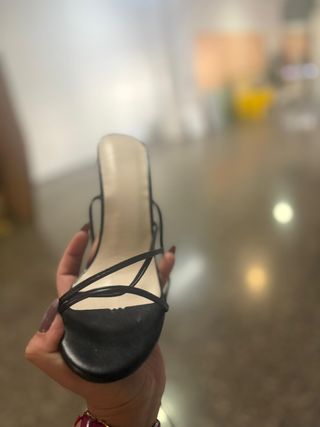 Sandalia tacón alto elegante negra