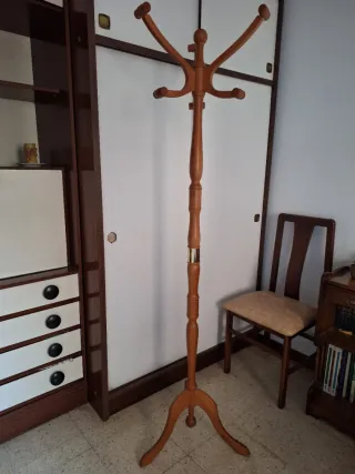 Perchero de pie de madera