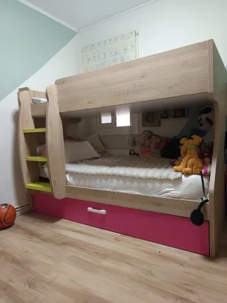 Cama tren infantil madera y fucsia