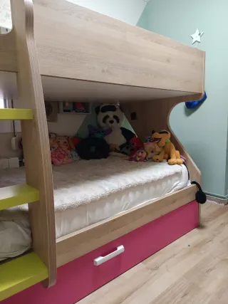 Cama tren infantil madera y fucsia