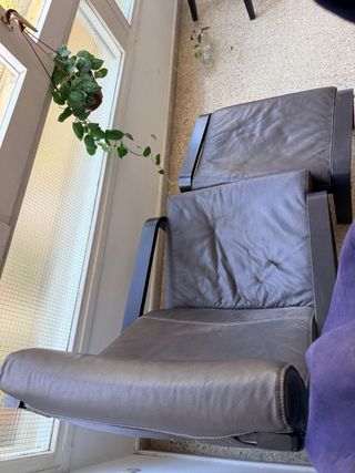 Sillón y reposapiés de cuero
