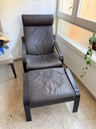 Sillón y reposapiés de cuero