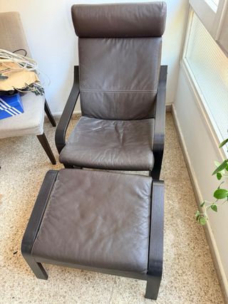 Sillón y reposapiés de cuero