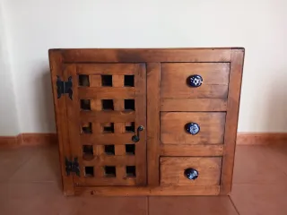 Muebles auxiliares rústicos de madera.