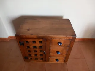 Muebles auxiliares rústicos de madera.