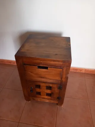 Muebles auxiliares rústicos de madera.