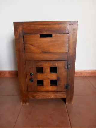 Muebles auxiliares rústicos de madera.