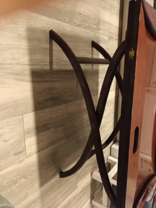 Mesa de madera plegable con asas