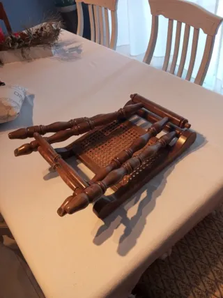 Taburete plegable de madera y ratán