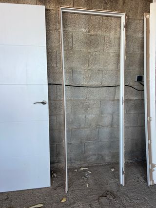 Puerta blanca de izquierda raya horizontal hoja 72