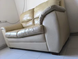 Sofá de piel beige