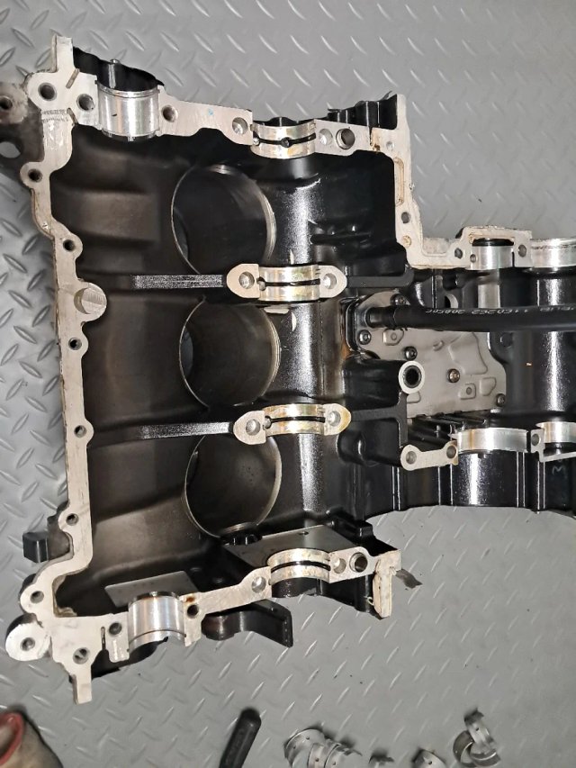 Tapa Bloque Motor Triumph Speed Triple 1050