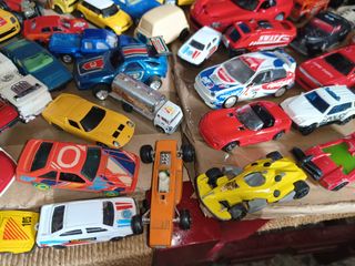 Lote 70 coches juguete años 80 90