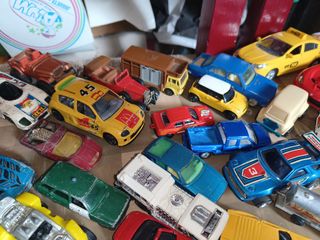 Lote 70 coches juguete años 80 90
