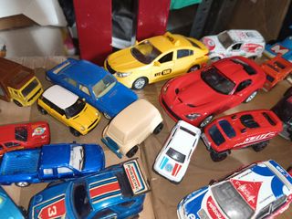 Lote 70 coches juguete años 80 90