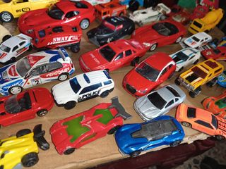 Lote 70 coches juguete años 80 90