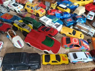 Lote 70 coches juguete años 80 90