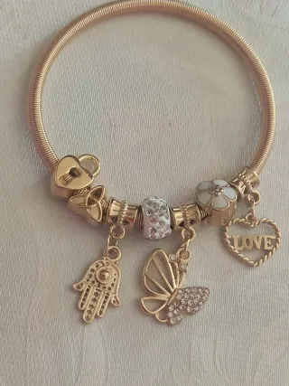 Pulsera dorada con charms corazón mano de Fátima y