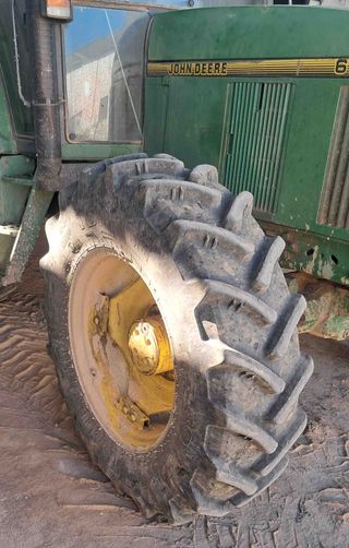 Tractor doble traccion John Deere 6600.