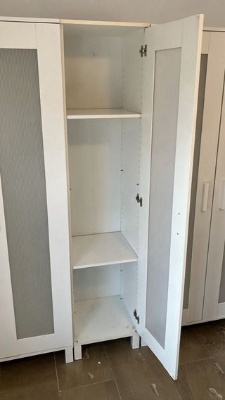 Armarios Ikea blancos con puertas de cristal