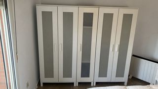 Armarios Ikea blancos con puertas de cristal