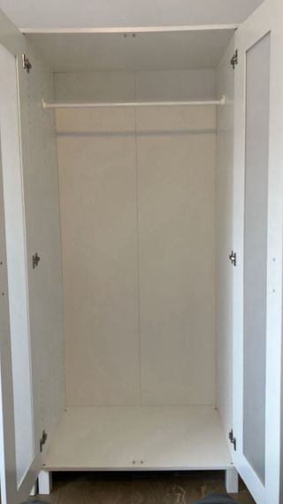 Armarios Ikea blancos con puertas de cristal