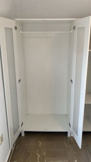 Armarios Ikea blancos con puertas de cristal