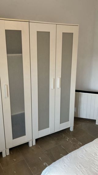 Armarios Ikea blancos con puertas de cristal