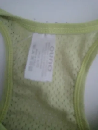 Top deportivo gris y verde