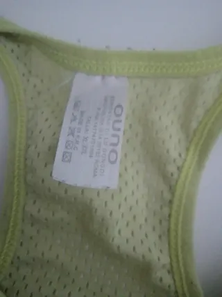 Top deportivo gris y verde