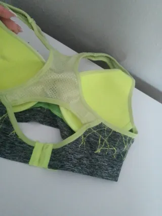 Top deportivo gris y verde
