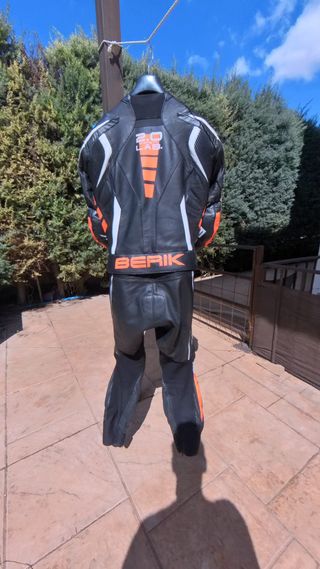 Mono de cuero para moto Berik talla 52