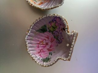 Conchas decoradas con flores y pedrería