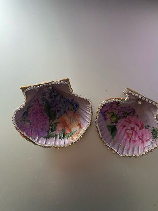 Conchas decoradas con flores y pedrería