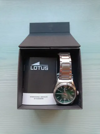 Reloj Lotus Minimalista cara Verde
