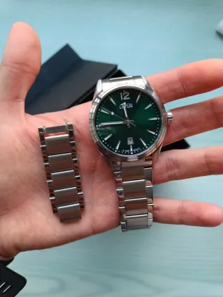 Reloj Lotus Minimalista cara Verde